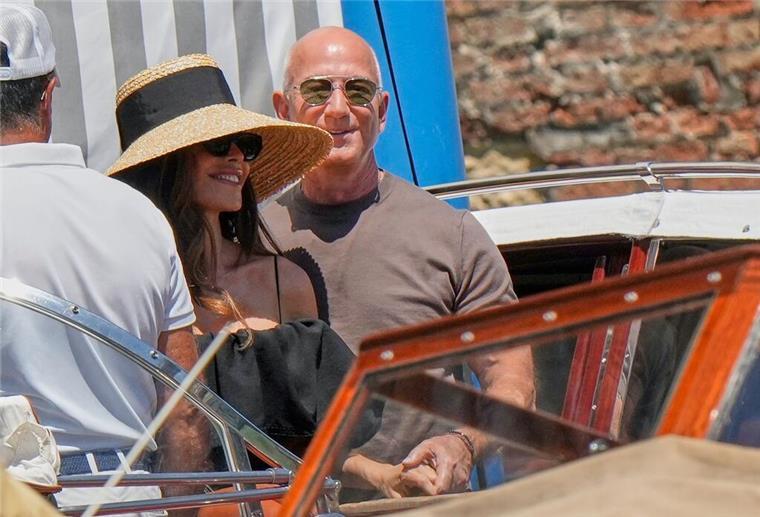 Am Tag nach der Hochzeit lassen sich Jeff Bezos und seine Frau Lauren in „Harry’s Bar“ bringen.