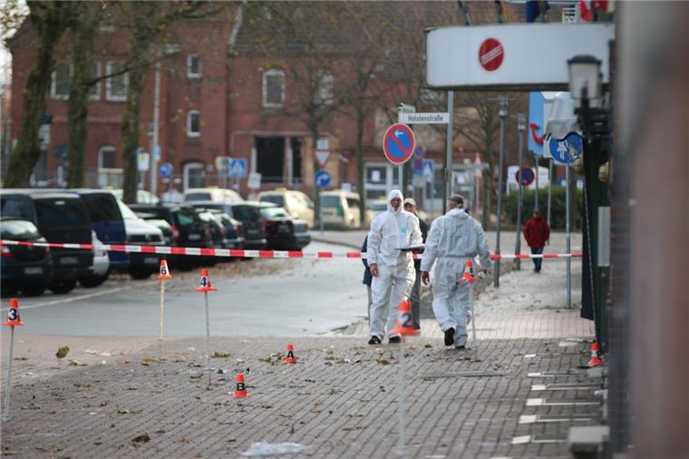 Auto rast in Cuxhaven in Fußgänger: Opfer sagen vor Gericht aus Am Tag nach der Tat sicherte die Polizei Spuren vor der Disco in Cuxhaven.