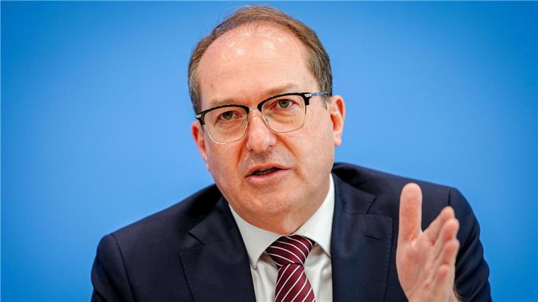 Innenministerkonferenz: Sicherheit im Zug und Abschiebungen Am Tag vor dem Beginn der Innenministerkonferenz von Bund und Ländern stellte Bundesinnenminister Alexander Dobrindt (CSU) den Verfassungsschutzbericht 2024 vor.