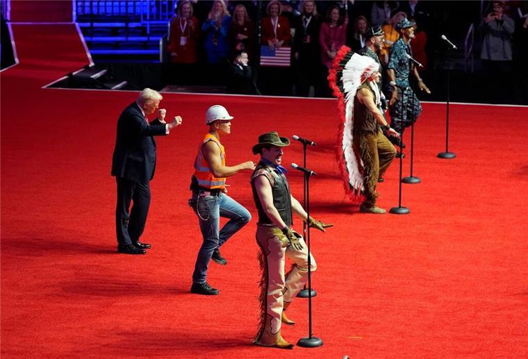 Trump tanzt zu „Y.M.C.A.“: Ein Song schallt durch Washington Am Tag vor seiner Vereidigung steht Trump mit den Village People auf der Bühne.