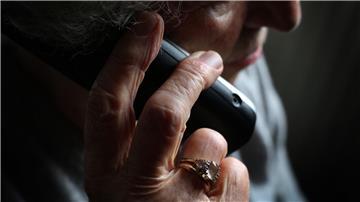 Am Telefon geben sich Betrüger oft als Verwandte oder Polizisten aus. Senioren werden so immer wieder Opfer des Enkeltricks. (Symbolfoto)