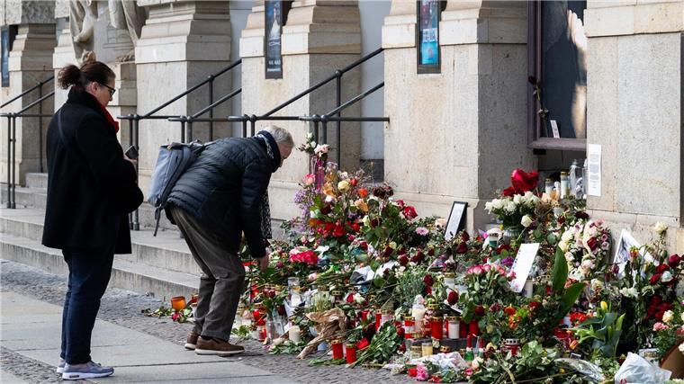Fans wollen Anna R. bei Musical in Berlin gedenken Am Theater des Westens legten Fans Blumen und Kerzen nieder. (Archivbild)
