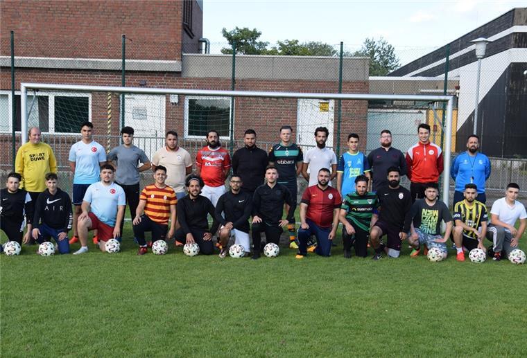 Der wieder gegründete TuS Einswarden wächst und wächst Am Training des TuS Einswarden nehmen immer mehr Spieler teil. Hier sieht man einen Teil der ersten und zweiten Mannschaft. Mittlerweile gibt es auch ein drittes Team.