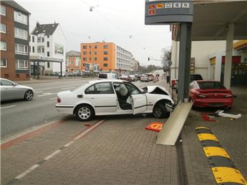 Am Unfallauto – einem weißen BMW – dürfte nach Angaben der Polizei ein wirtschaftlicher Totalschaden entstanden sein. Auch an dem Tankstellenmast sei ein Schaden festzustellen. Wie hoch dieser allerdings ist, stand am Sonntag noch nicht fest. Die Ermittlungen dauern an.