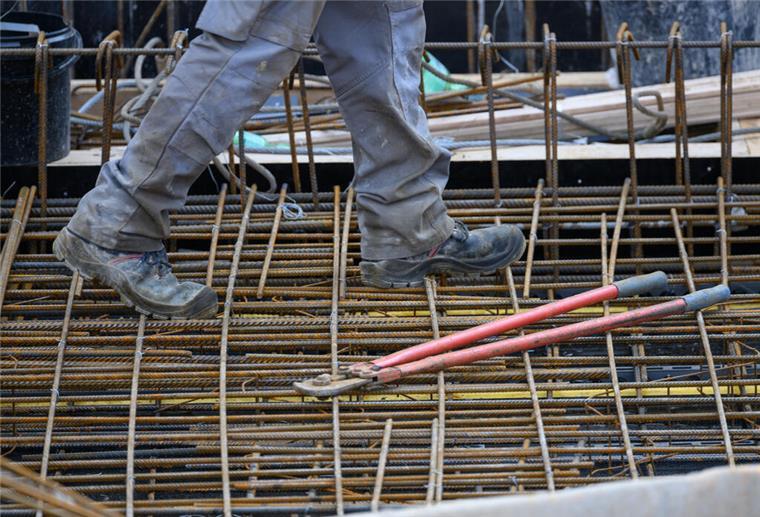 Cuxhaven: Einbruch auf Baustelle - Maschinen aus Container gestohlen Ein Bauarbeiter auf der Baustelle