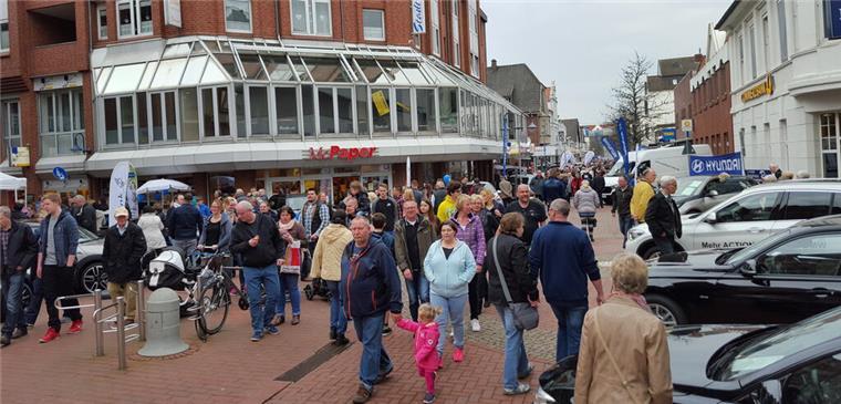 Viele Besucher flanieren in der Nordenhamer Fußgängerzone 