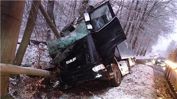 Am verunfallten Sattelzug bei Eversen erkennt man die schweren Schäden.