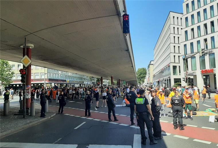 Wasserwerfer gegen Klima-Demo in Bremen: Nicht alle lassen sich verjagen Demonstration der Letzten Generation in Bremen am Samstag (20. Juli 2024).