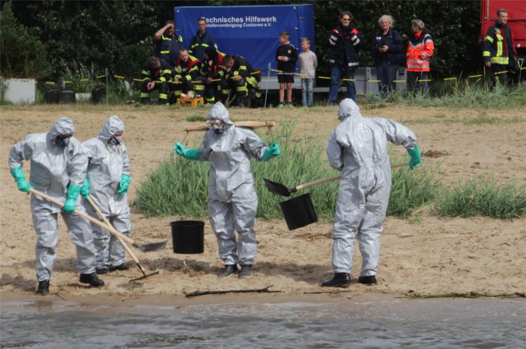 Am Weserstrand ist die „Verschmutzung“ von Hand mit Schaufel und Eimer erledigt ...