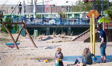 Am Weserstrandbad  in Bremerhaven wird jetzt eine Rampe für Rollstuhlfahrer gebaut.
