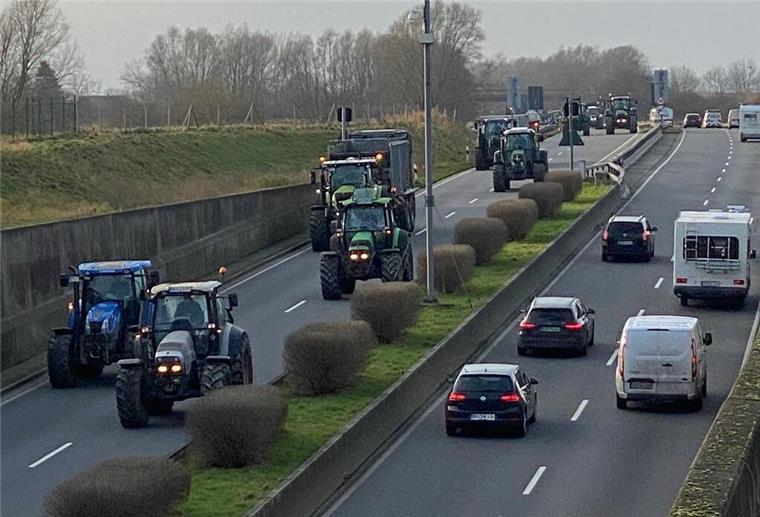 Landwirte protestieren und fahren mit ihren Treckern durch den Wesertunnel Am Wesertunnel gab es eine Demonstration mit Traktoren.