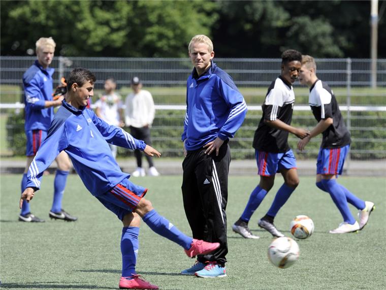 Jungspund trainiert die höchstklassige Fußballmannschaft Bremerhavens joshua von glahn