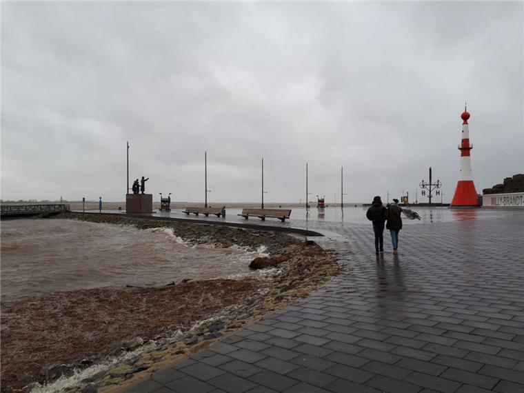 Sturm Burglind über Bremerhaven: "Tannenbäume fliegen durch die Gegend" Am Willy-Brandt -Platz am Bremerhavener Weserdeich sind nur noch wenige Spaziergänger unterwegs. Mit bis zu 105 Kilometern pro Stunde sollen die Orkanböen über die Küste fegen.
