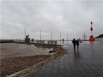Am Willy-Brandt -Platz am Bremerhavener Weserdeich sind nur noch wenige Spaziergänger unterwegs. Mit bis zu 105 Kilometern pro Stunde sollen die Orkanböen über die Küste fegen.