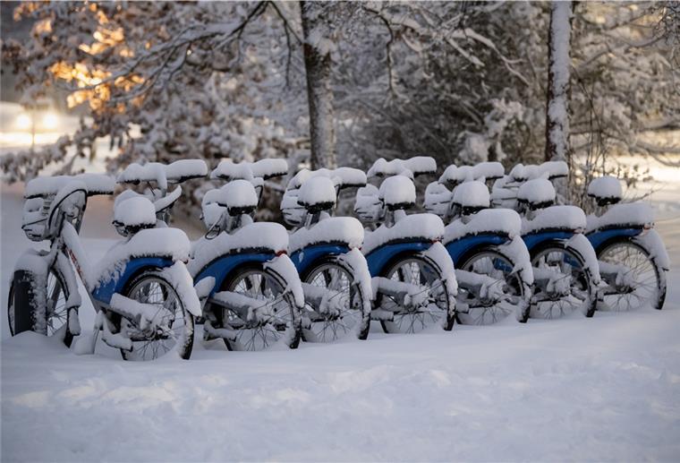 So sieht es mit der Schnee-Prognose fürs Wochenende aus Miet-Fahrräder der Münchner Verkehrsgesellschaften MVG sind von großen Mengen Schnee bedeckt.