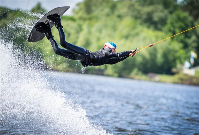 Blue Bay empfiehlt sich für weitere Wettkämpfe Am Wochenende fanden an der Blue Bay auf dem Spadener See erstmals die niedersächsischen Meisterschaften im Wakeboarden statt.