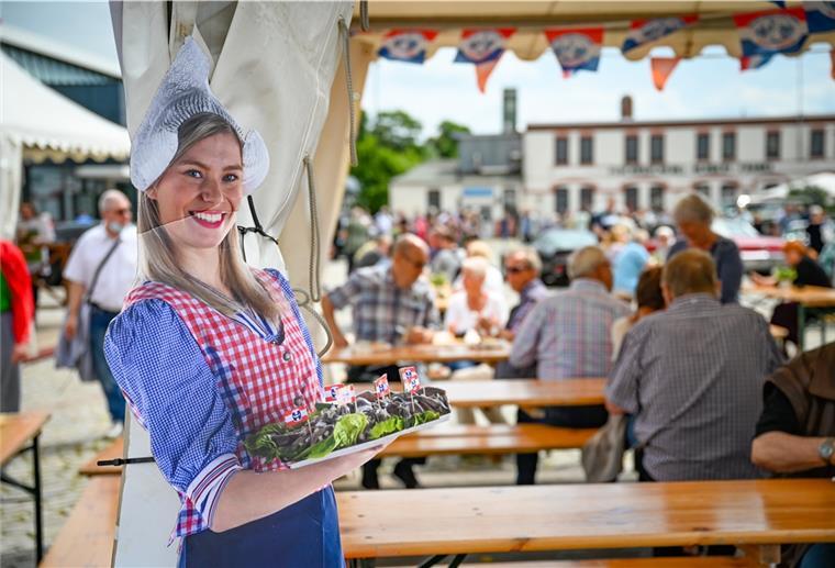 Am Wochenende hatten es tausende Besucher im Fischereihafen Riesenappetit nicht nur auf Matjeshappen sondern auch entspanntes Schlendern, Schmausen, Schnacken, Schauen abgesehen.