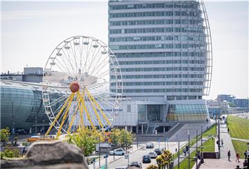 Am Wochenende ist ein Riesenrad am Neuen Hafen aufgebaut worden. Ab Montag um 11 Uhr dürfen Gäste in die Gondeln steigen.
