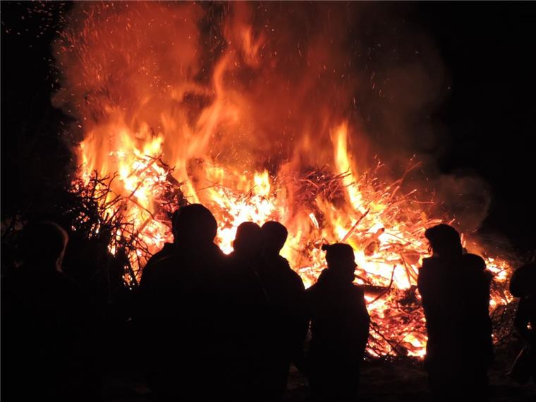Am Wochenende lodern wieder Hunderte Osterfeuer in Bremerhaven und dem Landkreis Cuxhaven.