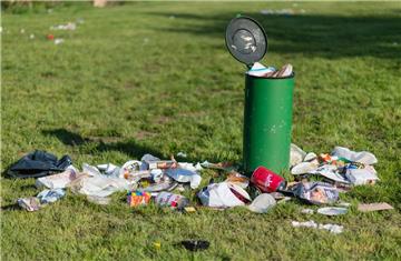 Am Wochenende waren auch in Bremerhaven zahlreiche Mülleimer in Parks übergequollen. 
