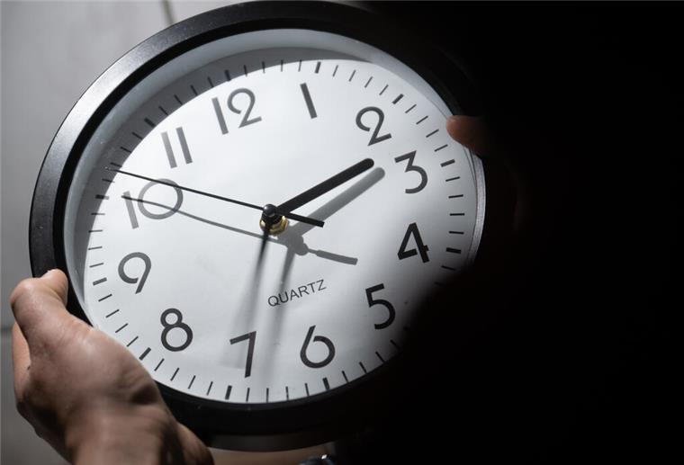 Uhr vor oder zurück? Am Wochenende wird die Winterzeit eingeläutet Eine Hand hält eine Uhr