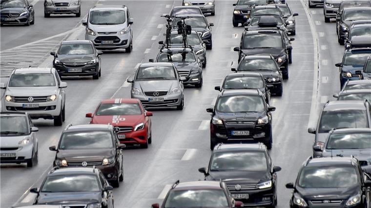 Am Wochenende wird von Reisenden mit dem Auto wieder viel Gedlud gefragt sein. (Archivbild)