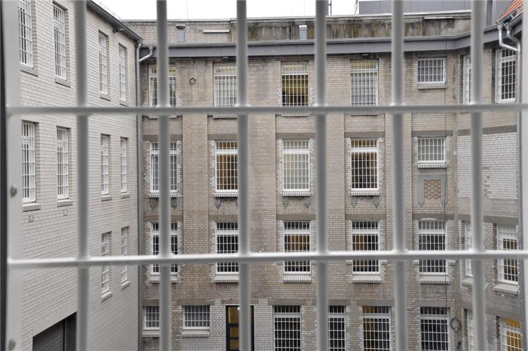 Neben Gefängnis in Bremerhaven: Kind findet schon wieder Tabletten am Zaun Am Zaun des Bremerhavener Gefängnisses gibt es immer noch Probleme mit dubiosen Vorfällen.