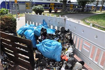 Am Zugang zu den Gleisen liegt am Nordenhamer Bahnhof ein großer Haufen Müll.