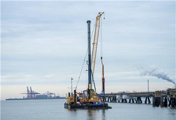 Am zukünftigen Anleger für das FSRU (floating Storage and Regasification Units) für den Flüssiggasimport nach Deutschland fand im Mai der erste Rammschlag statt.