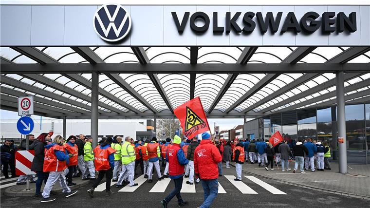 IG Metall: Am Montag erneut bundesweiter Warnstreik bei VW Am Zwickauer Werk versammelten sie sich zu einer Kundegebung vor dem Werkstor.