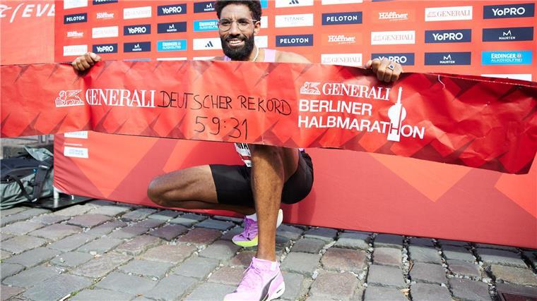 Petros läuft deutschen Rekord - Krause auf Rang elf Amanal Petros lief als erster Deutscher einen Halbmarathon unter einer Stunde.