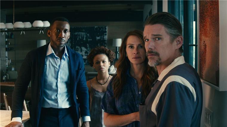 Amanda (Julia Roberts) und Clay (Ethan Hawke) wollen in einer Luxusvilla in Long Island die Welt hinter sich lassen. Da steht plötzlich G.H. (Mahershala Ali) mit seiner Tochter Ruth (Myha’la) vor der Tür.