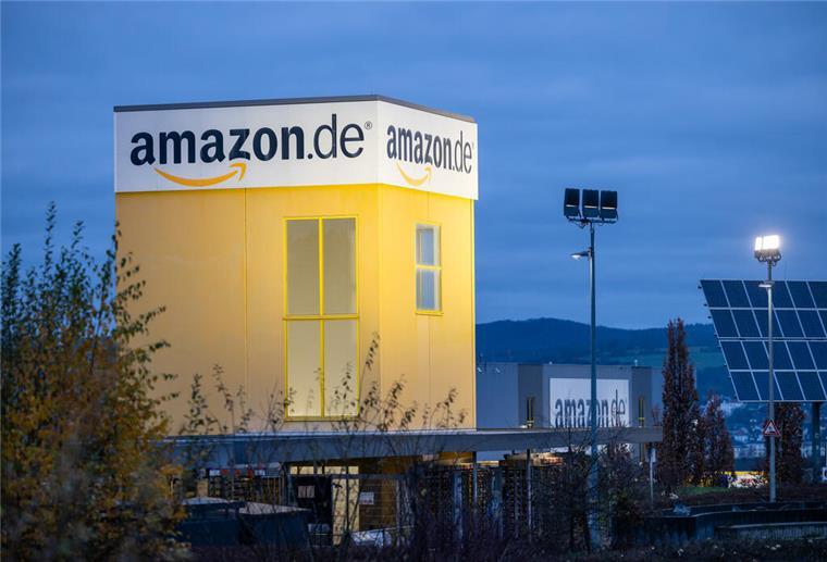 Amazon greift durch! Diese Produkte sind ab sofort aus dem Angebot gestrichen Das Amazon-Logistikzentrum FRA3 an der A4 im Südosten von Bad Hersfeld. Der Onlineanbieter darf bestimmte Produkte bald nicht mehr anbieten.