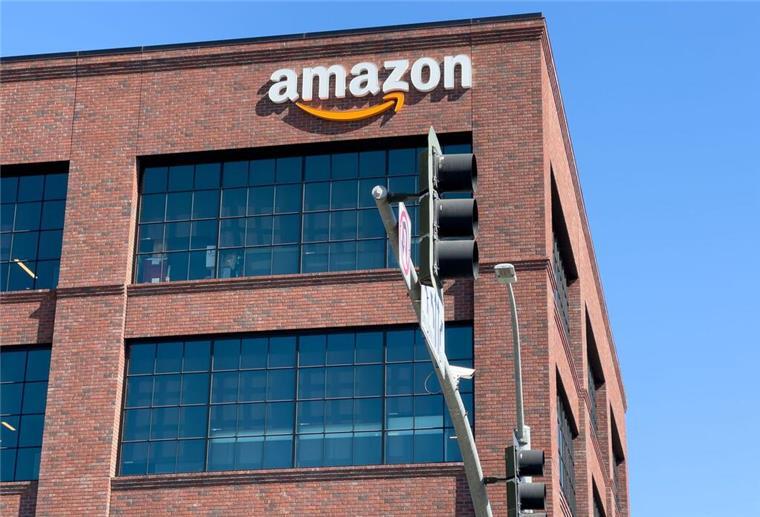 Keine Menschen mehr? Amazon kündigt massiven Personalabbau dank KI an 19.10.2023, USA, Palo Alto: Das Logo von Amazon ist auf einem Bürogebäude des weltgrößten Online-Händlers zu sehen. (zu dpa: «Amazon-Chef: Werden durch KI weniger Beschäftigte brauchen») Foto: Andrej Sokolow/dpa +++ dpa-Bildfunk +++