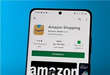 Die Amazon-Shopping-App im Google Play Store auf einem Android-Smartphone mit dem neuen App-Logo. Amazon hatte das neue Symbol seiner Smartphone-App angepasst, nachdem sich einige Nutzer im Netz an einen Hitler-Schnauzbart erinnert fühlten.