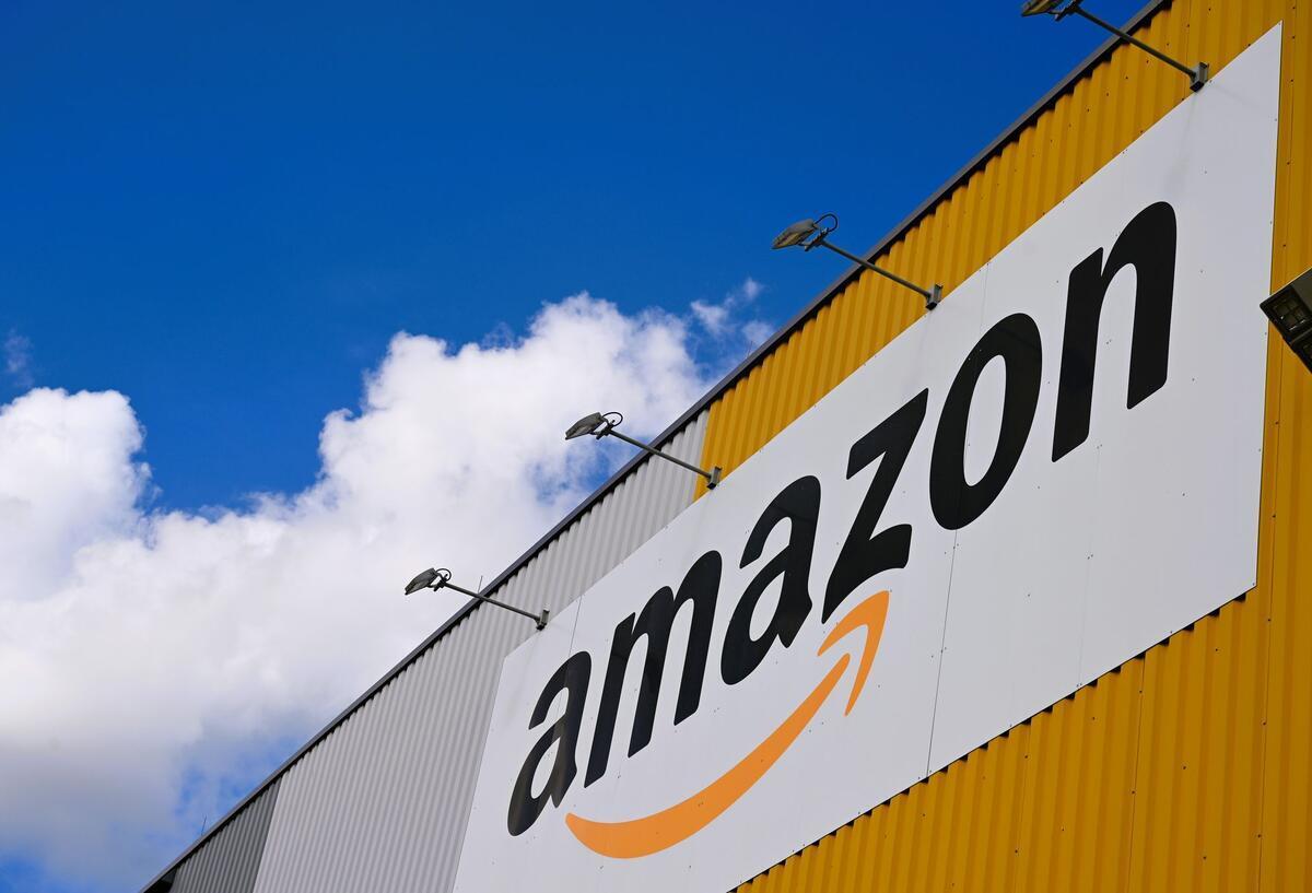 14.000 Stellen gestrichen! Amazon setzt auf knallharte Strategie Das Logo des Online-Händlers Amazon ist an der großen Lagerhalle seines Logistikzentrums zu sehen.