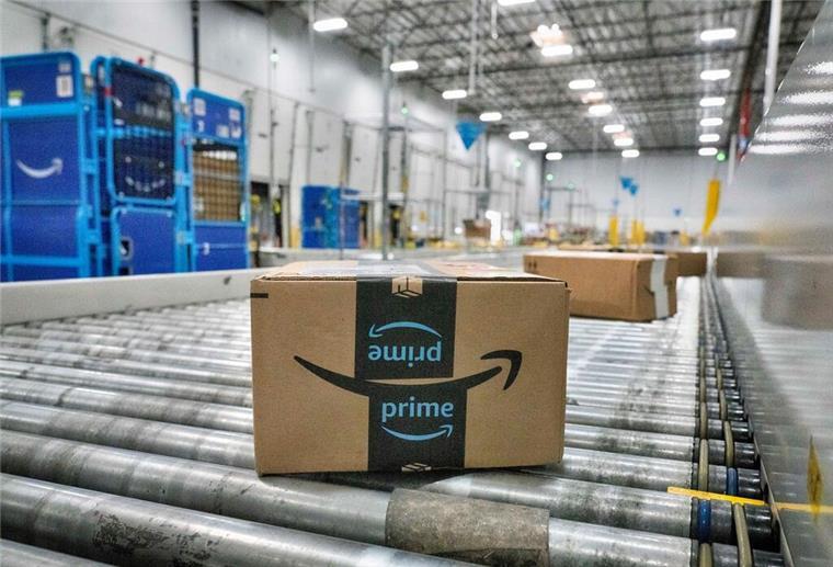 Fake-Waren: Amazon zieht über 15 Millionen Fälschungen aus dem Verkehr Ein Amazon-Paket bewegt sich auf einem Förderband in einer DAX7-Zustellstation von Amazon während des jährlichen Prime Day-Events von Amazon. (zu dpa: «Amazon-Prognose enttäuscht Anleger»)