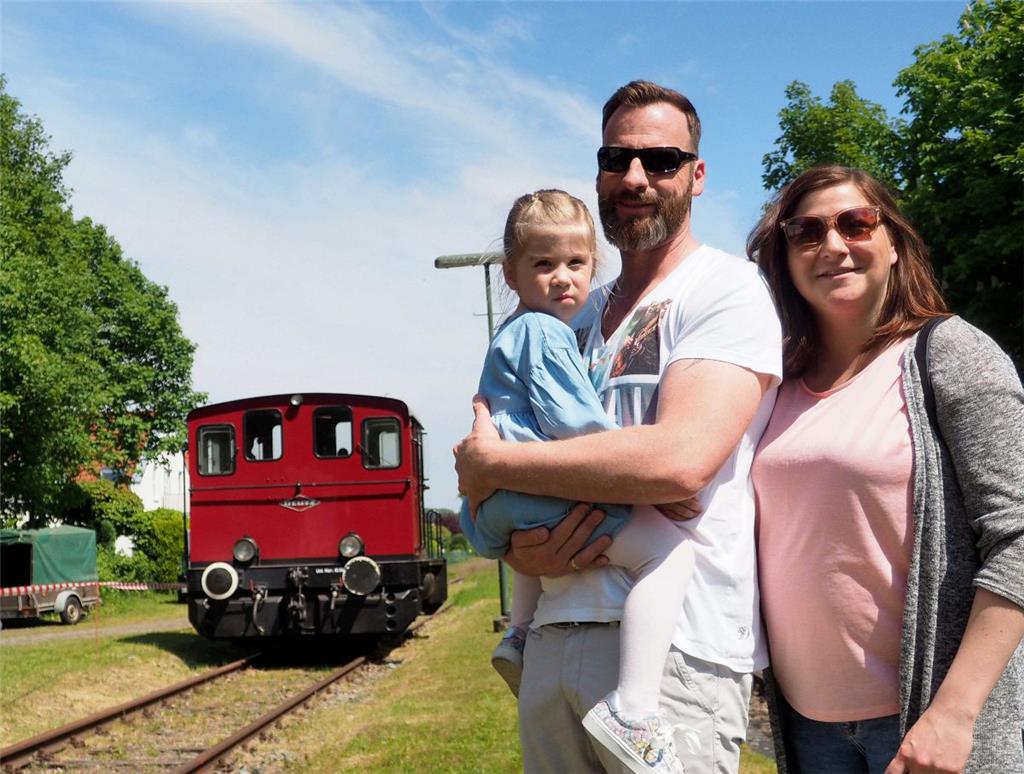 Amelie (3) aus Langen, begleitet von ihren Eltern, wagte sich in den  Führerstan...