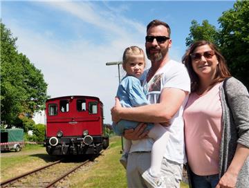 Amelie (3) aus Langen, begleitet von ihren Eltern, wagte sich in den  Führerstan...