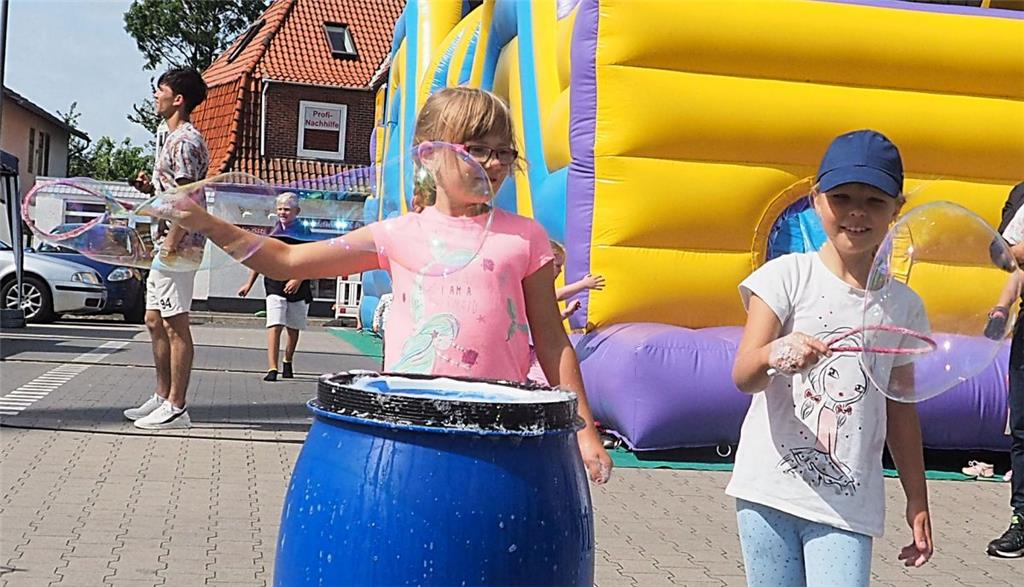 Amelie und Isabell zauberten fantasievolle Gebilde aus Seifenblasen.   Foto Steh...