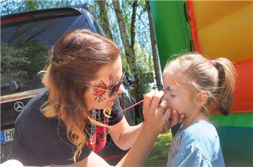 Amelie wird von Jana Kuntzmann fantasievoll geschminkt. Foto: Stehn
