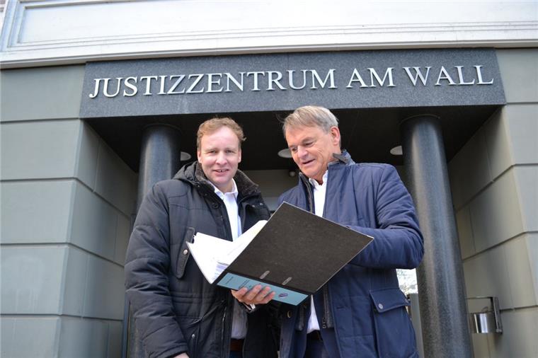 Ameos in Bremerhaven: Rechtsstreit um Klinikabteilungen Ameos-Regionalgeschäftsführer Lars Timm (links) und Ameos-Vorstand Michael Dieckmann schauen kurz vor Beginn der Verhandlung vor dem Verwaltungsgericht in Bremen nochmal in ihre Akten.