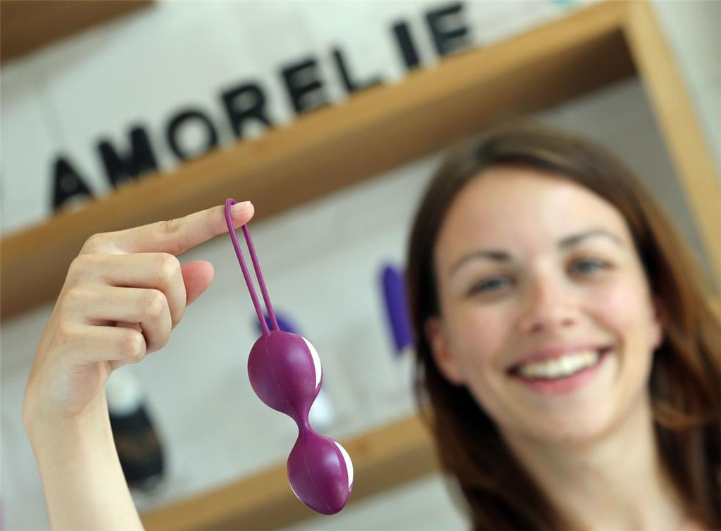 Amorelie-Gründerin Cramer verortet ihr Start-up im Bereich Lifestyle und Schönheit. &quot;Wir sind eine Plattform für alles, was intim, sinnlich und körperlich ist&quot;, sagt sie. &quot;Für uns ist Sexualität nicht das eine herausragende Element, sondern ein ganz normaler Baustein in unserem Leben.&quot; Diese Offenheit habe geholfen, unproblematisch Investoren zu finden und Amorelie nach nur zwei Jahren mehrheitlich an den Medienkonzern ProSiebenSat.1 zu verkaufen.