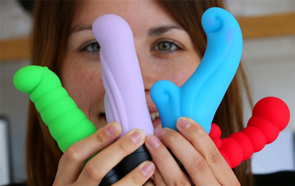Amorelie verkauft Vibratoren, Liebeskugeln, leichtes Bondagezubehör und Dessous - Lovetoys nennt das Team um Gründerin Lea-Sophie Cramer die Produkte liebevoll. Das Start-up gehört zu einem noch kleinen Kreis von jungen Unternehmen, die eine Branche revolutionieren, deren Bild jahrzehntelang vor allem durch schmuddelige Videokabinen in zwielichtigen Läden geprägt war.