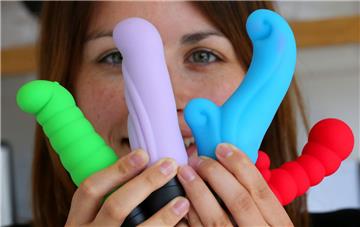Amorelie verkauft Vibratoren, Liebeskugeln, leichtes Bondagezubehör und Dessous - Lovetoys nennt das Team um Gründerin Lea-Sophie Cramer die Produkte liebevoll. Das Start-up gehört zu einem noch kleinen Kreis von jungen Unternehmen, die eine Branche revolutionieren, deren Bild jahrzehntelang vor allem durch schmuddelige Videokabinen in zwielichtigen Läden geprägt war.