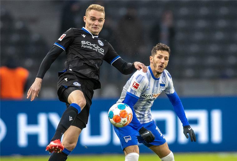 Werder Bremen holt Amos Pieper aus Bielefeld Fußball: Bundesliga, Hertha BSC - Arminia Bielefeld, 15. Spieltag, Olympiastadion. Stefan Jovetic (r) von Hertha BSC gegen Amos Pieper von Arminia Bielefeld.