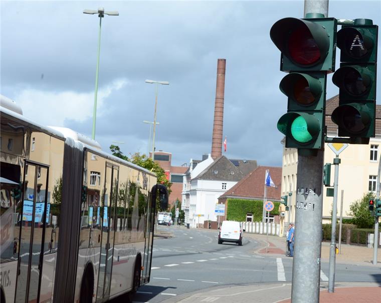 Bremerhaven: Hier müssen sich Autofahrer auf Behinderungen einstellen Ampeln im Bereich der Deichstraße sollen so umgerüstet werden, dass sie für einen besseren Verkehrsfluss für Linienbusse sorgen.
