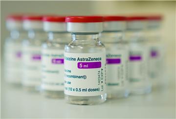 Ampullen mit dem Covid-19-Impfstoff des schwedisch-britischen Pharmakonzerns Astrazeneca werden noch nicht überall an Menschen über 65 Jahren verimpft.
