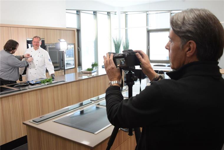 Bremerhaven: Multimediale Touren in die Geschichte des Fischereihafens An 26 Stationen wurden bereits Kurzfilme im Fischereihafen von Bremerhaven abgedreht. Auf dem Bild wird gerade Ralf Harms, Küchenchef im Seefischkochstudio, für seine Aufnahme von Thimo Plaumann (links) und Gerhard Bergmann (rechts) vorbereitet.