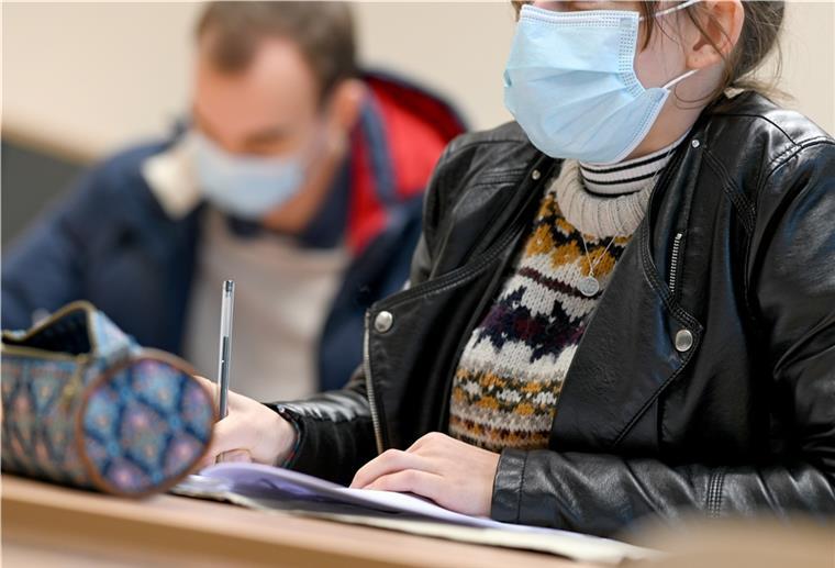 Bremerhaven: Ab Donnerstag gilt die Maskenpflicht im Unterricht Schüler eines Gymnasiums sitzen bei geöffnetem Fenster mit Mund- und Nasenschutz im Unterricht.
